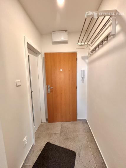 Ponúkame Vám na prenájom kompletne prerobený, 1 izbový byt vo vyhľadávanej lokalite v meste Nové Zámky