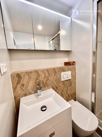 Ponúkame Vám na prenájom kompletne prerobený, 1 izbový byt vo vyhľadávanej lokalite v meste Nové Zámky