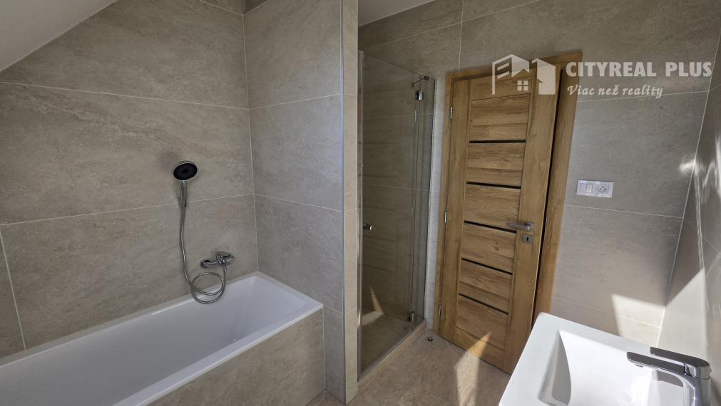 TOPP PONUKA !Ponúkam na predaj rodinný dom v radovej zástavbe v meste Kolárovo