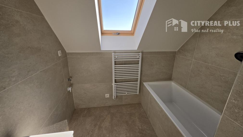 TOPP PONUKA !Ponúkam na predaj rodinný dom v radovej zástavbe v meste Kolárovo