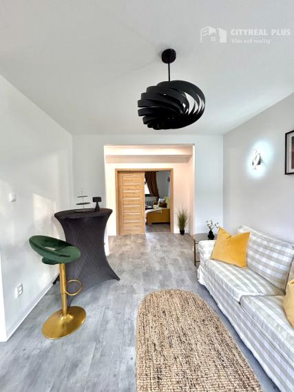 Ponúkame Vám na prenájom kompletne prerobený, krásny 3 izbový byt v centre mesta Nové Zámky