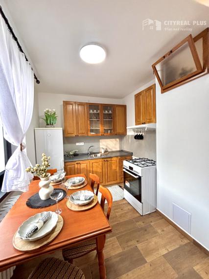 Ponúkame Vám na prenájom kompletne prerobený, krásny 3 izbový byt v centre mesta Nové Zámky