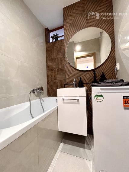 Ponúkame Vám na prenájom kompletne prerobený, krásny 3 izbový byt v centre mesta Nové Zámky