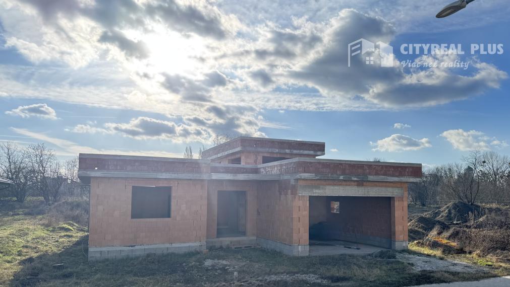 Ponúkame vám  na predaj 5 izbovú luxusnú vilu priamo v meste Nové Zámky.