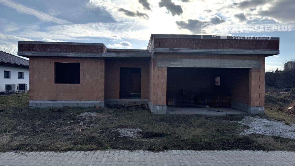 Ponúkame vám  na predaj 5 izbovú luxusnú vilu priamo v meste Nové Zámky.