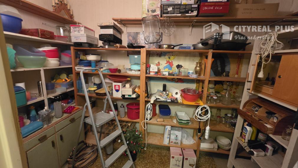 Predán 4- izbový byt 100m2  JUH Nové Zámky