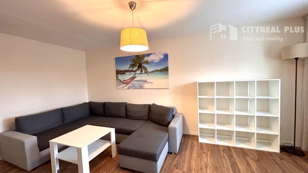 Ponúkame Vám na predaj kompletne prerobený, veľký  3 izbový byt v Nových Zámkoch!