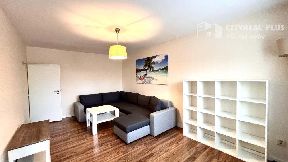 Ponúkame Vám na predaj kompletne prerobený, veľký  3 izbový byt v Nových Zámkoch!