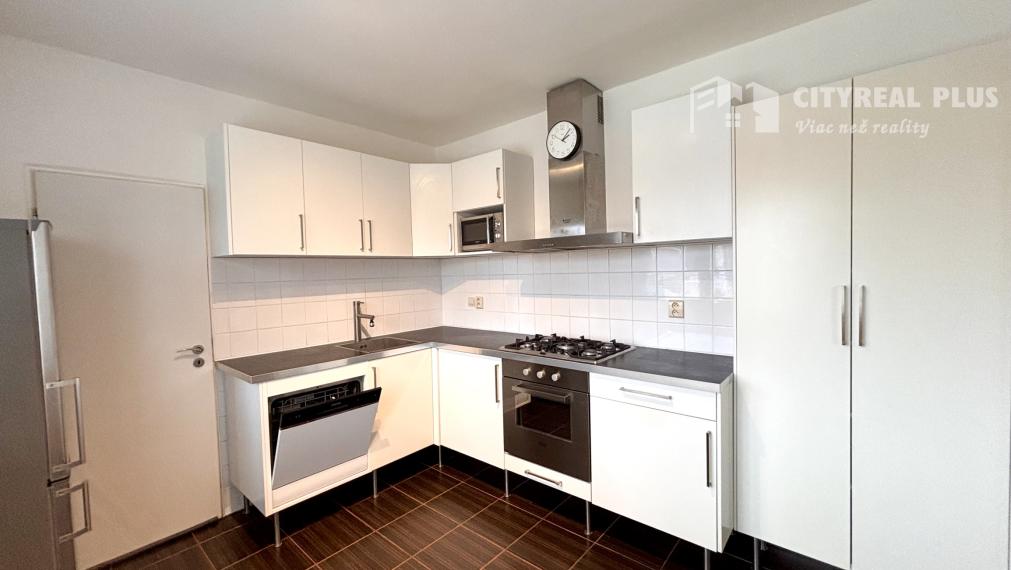 Ponúkame Vám na predaj kompletne prerobený, veľký  3 izbový byt v Nových Zámkoch!