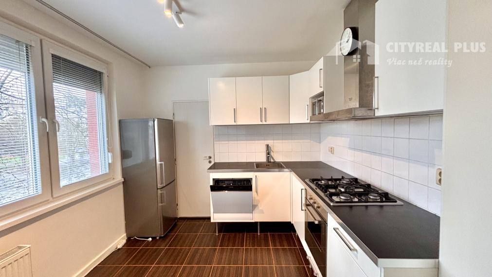 Ponúkame Vám na predaj kompletne prerobený, veľký  3 izbový byt v Nových Zámkoch!