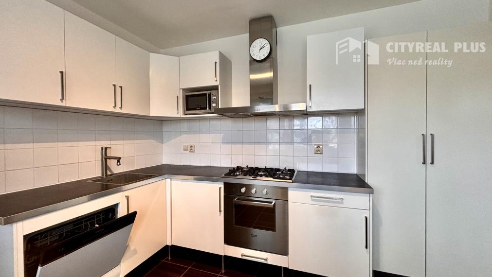 Ponúkame Vám na predaj kompletne prerobený, veľký  3 izbový byt v Nových Zámkoch!