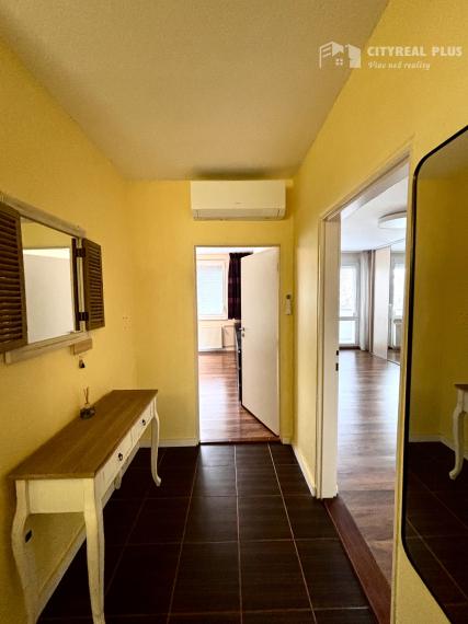 Ponúkame Vám na predaj kompletne prerobený, veľký  3 izbový byt v Nových Zámkoch!