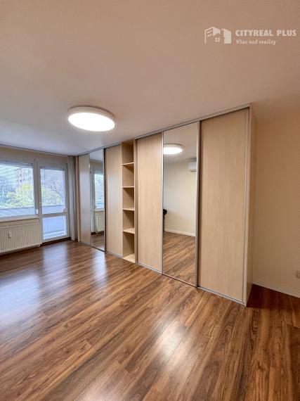 Ponúkame Vám na predaj kompletne prerobený, veľký  3 izbový byt v Nových Zámkoch!