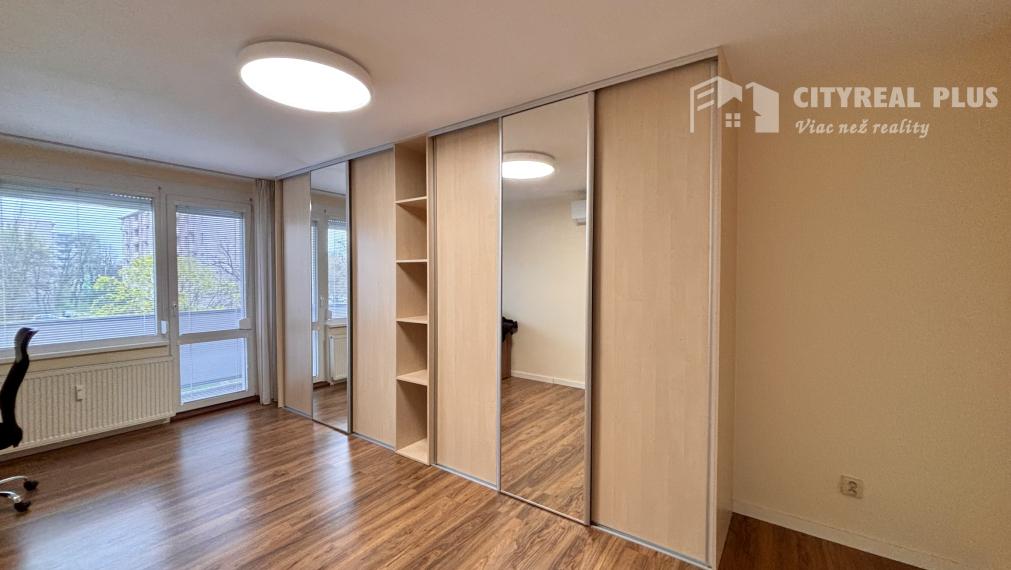 Ponúkame Vám na predaj kompletne prerobený, veľký  3 izbový byt v Nových Zámkoch!