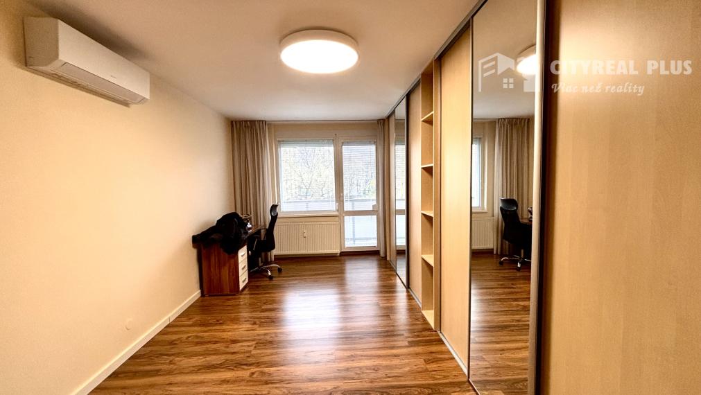 Ponúkame Vám na predaj kompletne prerobený, veľký  3 izbový byt v Nových Zámkoch!