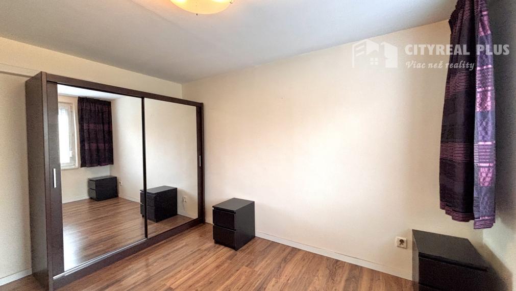 Ponúkame Vám na predaj kompletne prerobený, veľký  3 izbový byt v Nových Zámkoch!