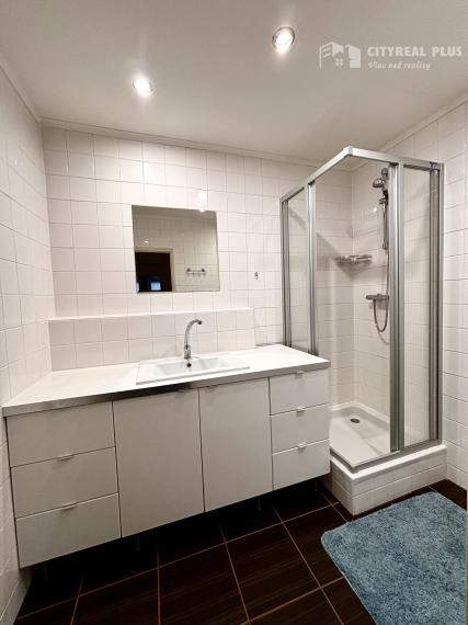 Ponúkame Vám na predaj kompletne prerobený, veľký  3 izbový byt v Nových Zámkoch!