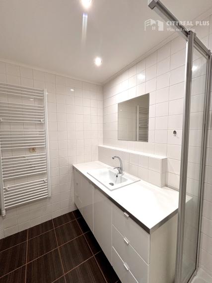 Ponúkame Vám na predaj kompletne prerobený, veľký  3 izbový byt v Nových Zámkoch!