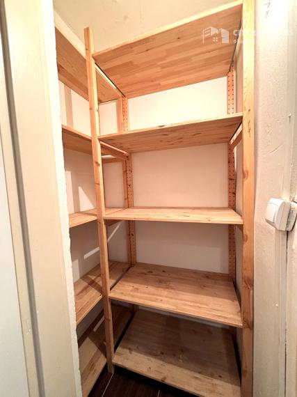 Ponúkame Vám na predaj kompletne prerobený, veľký  3 izbový byt v Nových Zámkoch!