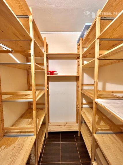 Ponúkame Vám na predaj kompletne prerobený, veľký  3 izbový byt v Nových Zámkoch!