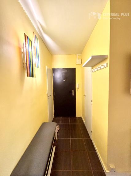 Ponúkame Vám na predaj kompletne prerobený, veľký  3 izbový byt v Nových Zámkoch!