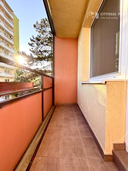 Ponúkame Vám na prenájom veľký, čiastočne zariadený 1 izbový byt v Nových Zámkoch!