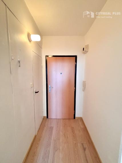 Ponúkame Vám na prenájom veľký, čiastočne zariadený 1 izbový byt v Nových Zámkoch!