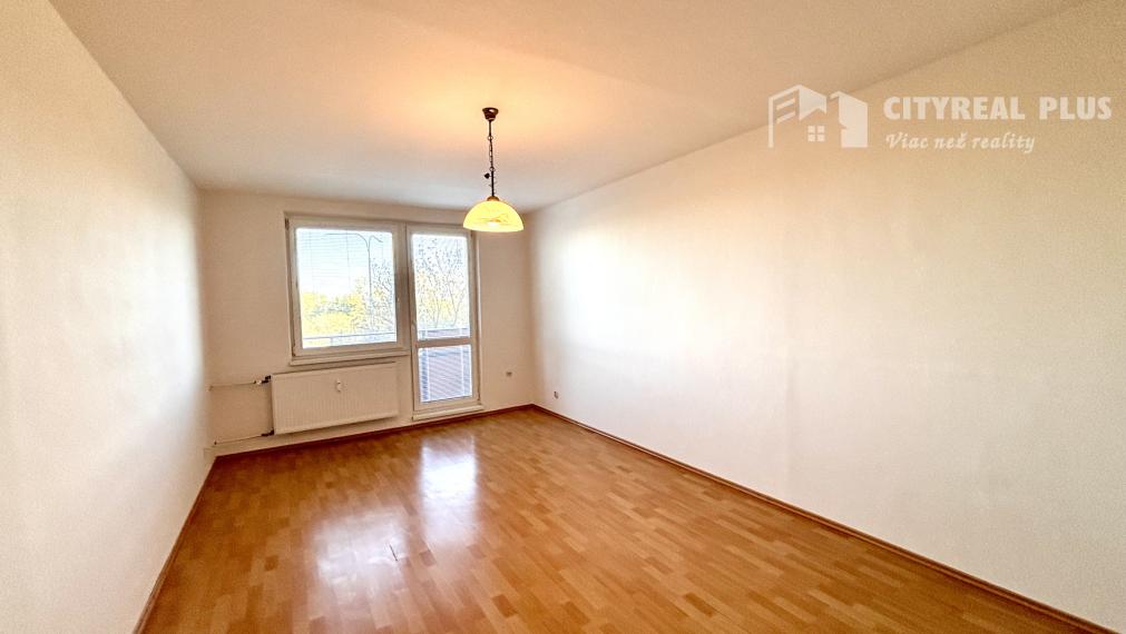 Ponúkame Vám na prenájom veľký, čiastočne zariadený 1 izbový byt v Nových Zámkoch!