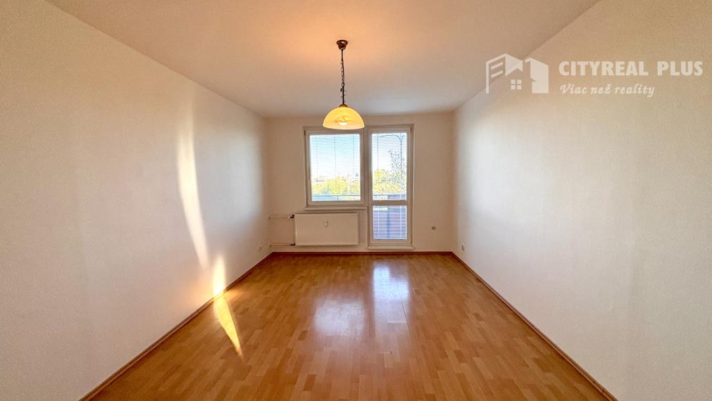 Ponúkame Vám na prenájom veľký, čiastočne zariadený 1 izbový byt v Nových Zámkoch!