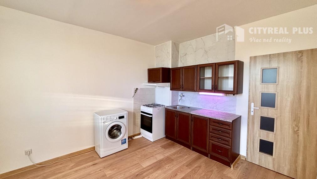 Ponúkame Vám na prenájom veľký, čiastočne zariadený 1 izbový byt v Nových Zámkoch!