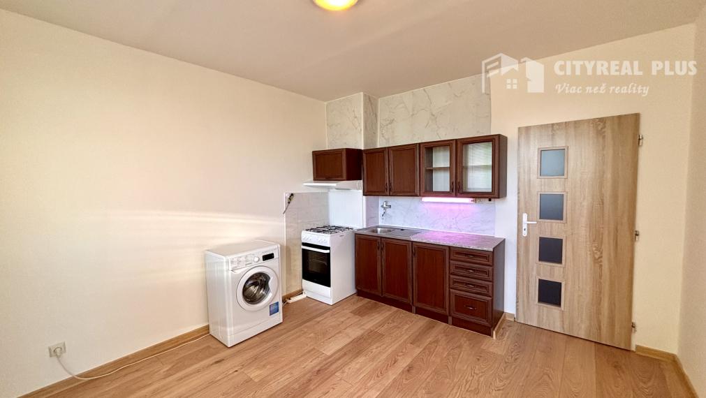 Ponúkame Vám na prenájom veľký, čiastočne zariadený 1 izbový byt v Nových Zámkoch!