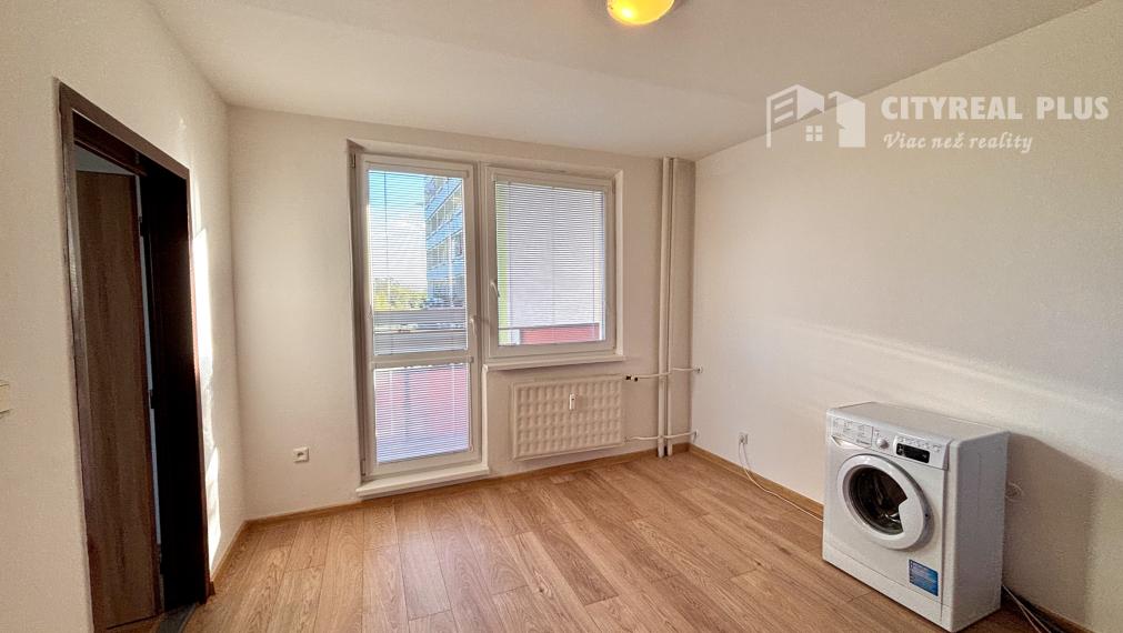 Ponúkame Vám na prenájom veľký, čiastočne zariadený 1 izbový byt v Nových Zámkoch!