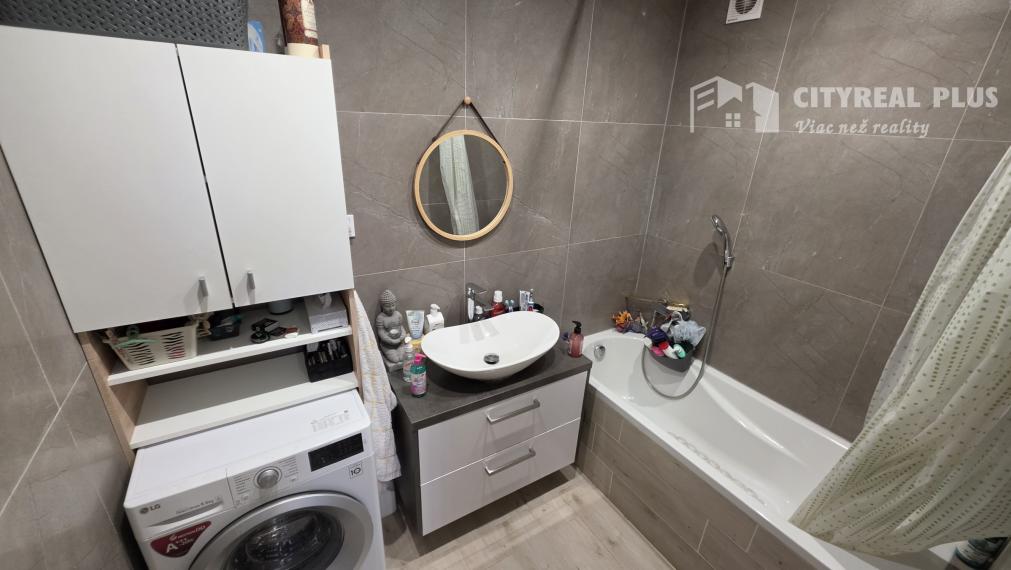 Predám krásny 3- Izbový byt 78m2 s 2x balkónom Nové Zámky