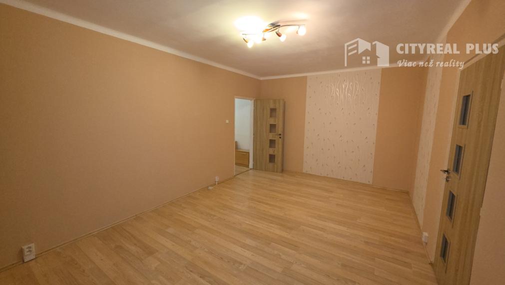 Prenajmem prerobený 3 izbový byt na Novomestskej ul. Nové Zámky