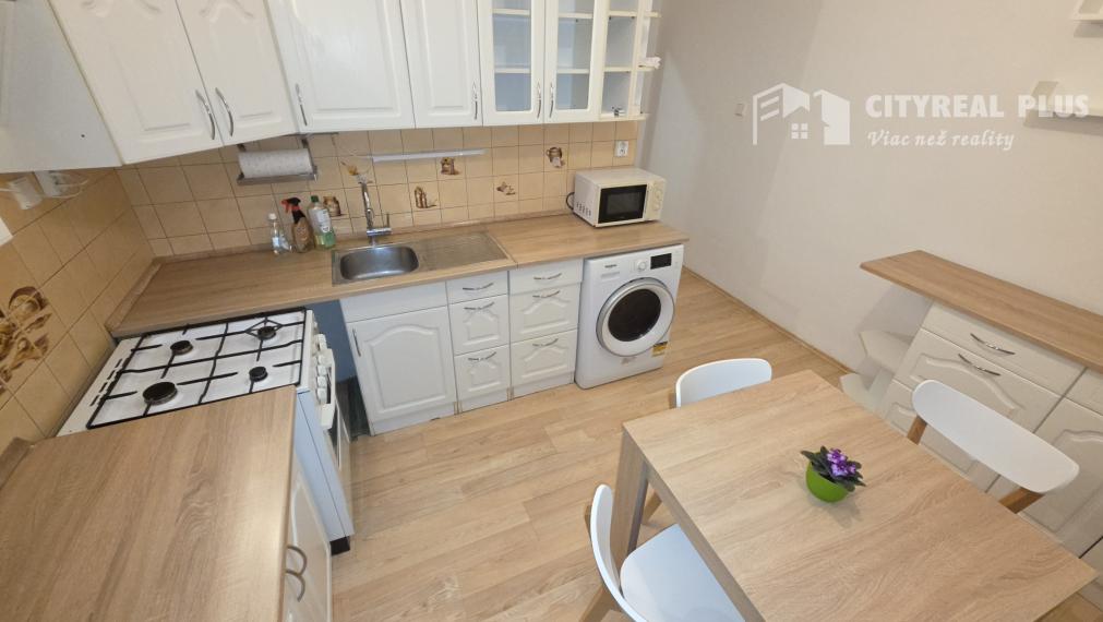 Prenajmem prerobený 3 izbový byt na Novomestskej ul. Nové Zámky