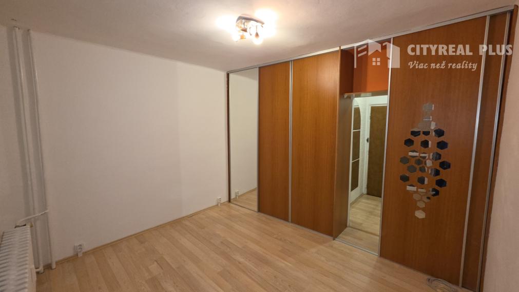 Prenajmem prerobený 3 izbový byt na Novomestskej ul. Nové Zámky