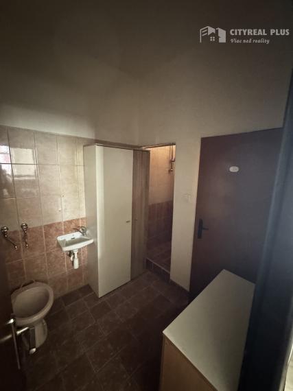 Ponúkame na prenájom obchodné priestory nachádzajúce sa v širšom centre mesta Nové Zámky na ulici Žerotínová bašta