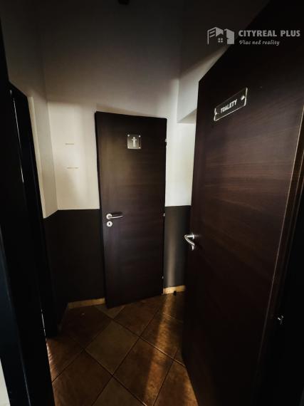 Ponúkame na prenájom obchodné priestory nachádzajúce sa v širšom centre mesta Nové Zámky na ulici Žerotínová bašta