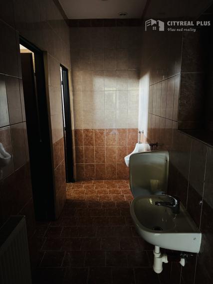 Ponúkame na prenájom obchodné priestory nachádzajúce sa v širšom centre mesta Nové Zámky na ulici Žerotínová bašta