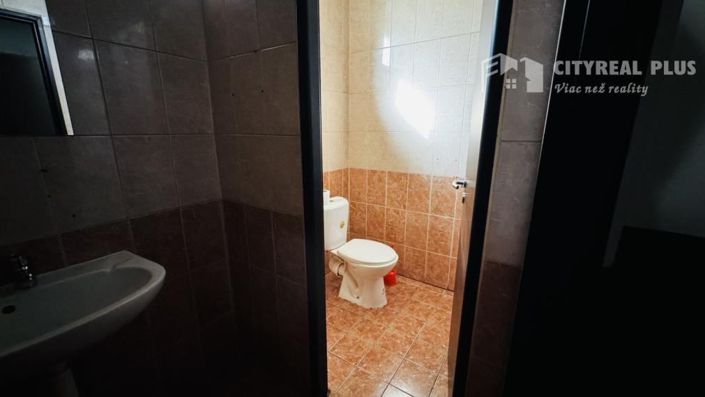 Ponúkame na prenájom obchodné priestory nachádzajúce sa v širšom centre mesta Nové Zámky na ulici Žerotínová bašta