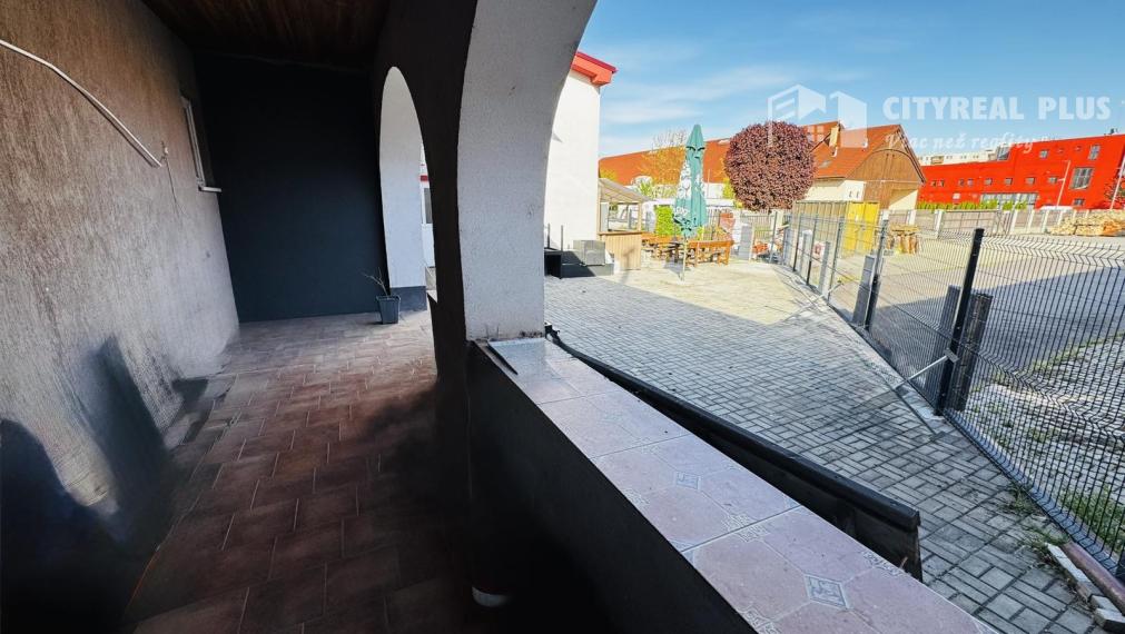 Ponúkame na prenájom obchodné priestory nachádzajúce sa v širšom centre mesta Nové Zámky na ulici Žerotínová bašta