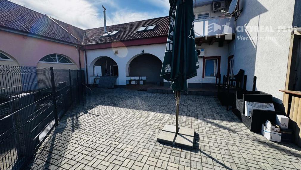 Ponúkame na prenájom obchodné priestory nachádzajúce sa v širšom centre mesta Nové Zámky na ulici Žerotínová bašta