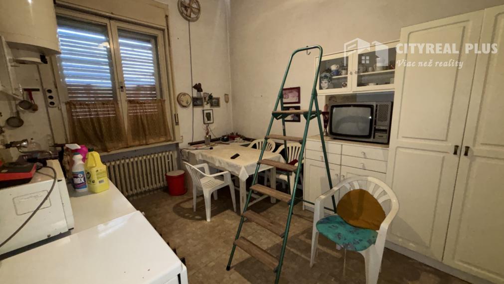 Ponúkame Vám na predaj rodinný dom v pôvodnom stave v meste Štúrovo