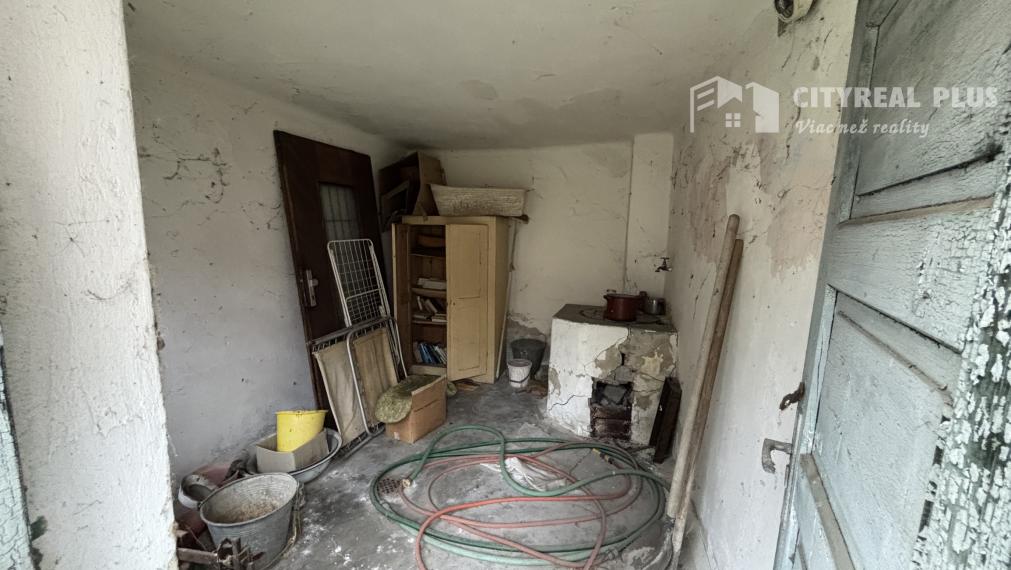 Ponúkame Vám na predaj rodinný dom v pôvodnom stave v meste Štúrovo