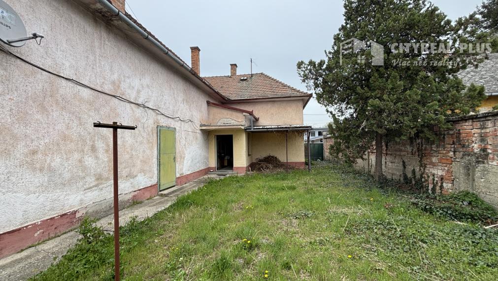 Ponúkame Vám na predaj rodinný dom v pôvodnom stave v meste Štúrovo