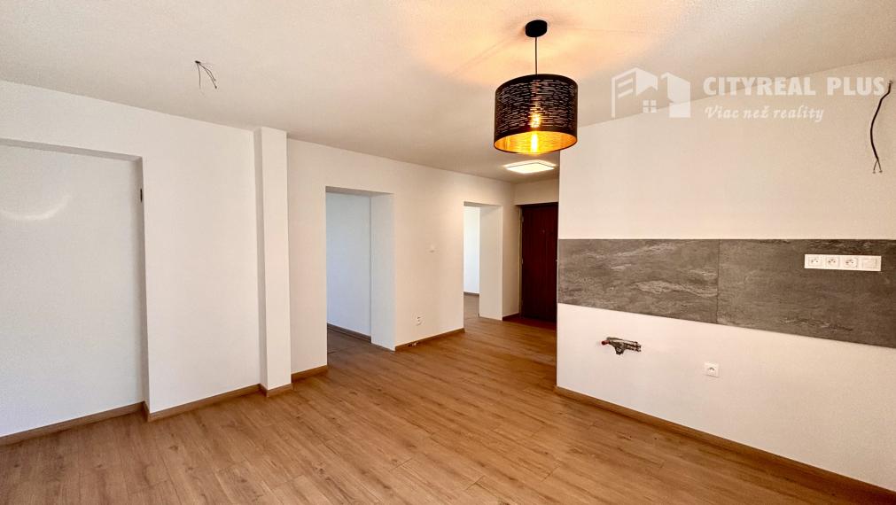 Ponúkame Vám na predaj kompletne prerobený, priestranný 2 izbový byt v centre mesta Nové Zámky