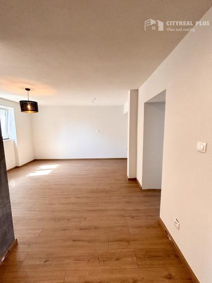 Ponúkame Vám na predaj kompletne prerobený, priestranný 2 izbový byt v centre mesta Nové Zámky