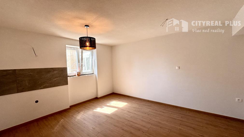 Ponúkame Vám na predaj kompletne prerobený, priestranný 2 izbový byt v centre mesta Nové Zámky