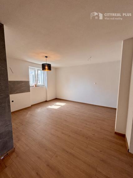 Ponúkame Vám na predaj kompletne prerobený, priestranný 2 izbový byt v centre mesta Nové Zámky