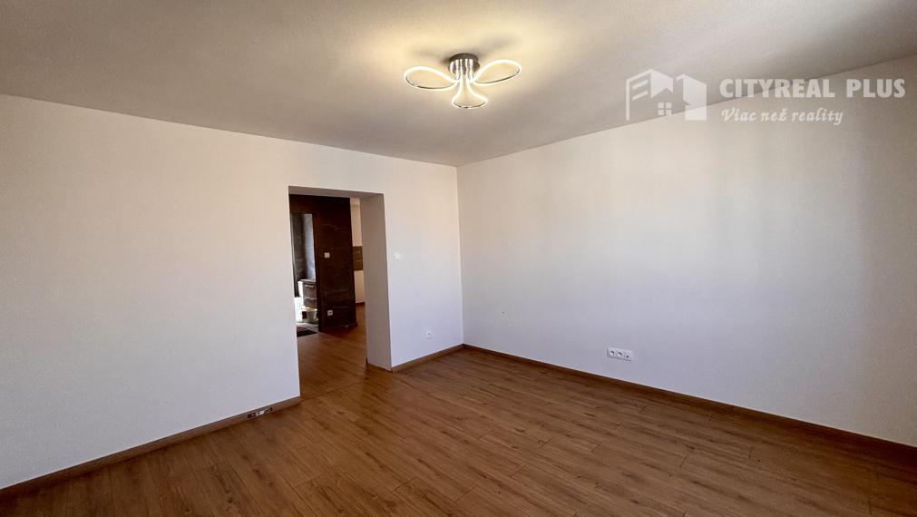 Ponúkame Vám na predaj kompletne prerobený, priestranný 2 izbový byt v centre mesta Nové Zámky